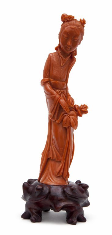 Statua in corallo raffigurante fanciulla con: Statua in corallo raffigurante fanciulla con fiore in mano Cina sec.XX h cm 14, gr 148 netto