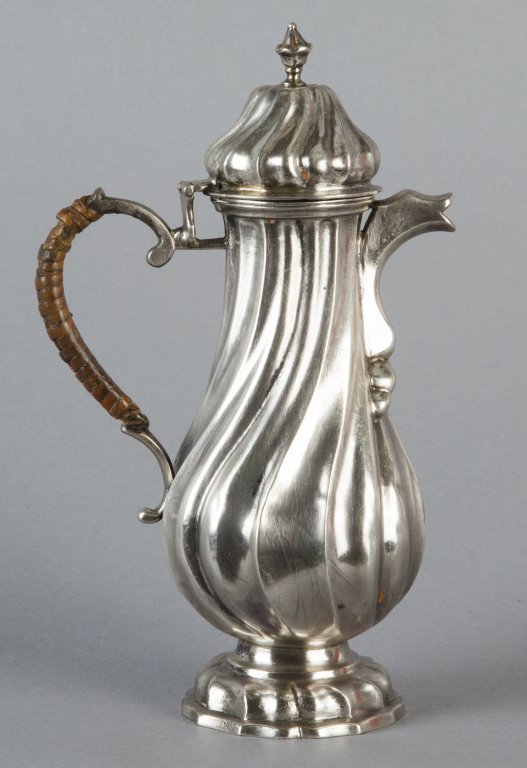 Piccola caffettiera "Egoiste" Luigi XIV in: Piccola caffettiera "Egoiste" Luigi XIV in argento sbalzato, Venezia I metÃ sec.XVIII h.cm.18