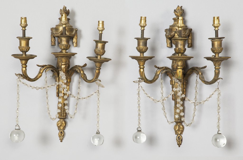 Coppia di apliques a tre luci in bronzo dorato: Coppia di apliques a tre luci in bronzo dorato con cristalli, Francia sec.XIX h.cm.45
