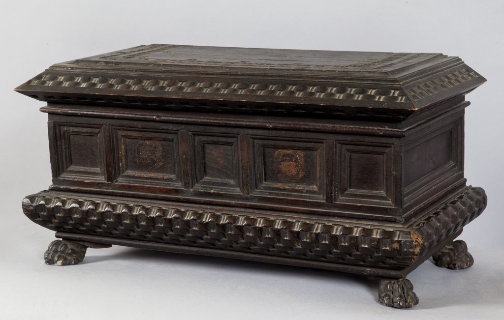 Cassettina portastendardo in noce intagliato,: Cassettina portastendardo in noce intagliato, Toscana sec. XVII cm. 55x28 h.30 coperchio sostituito