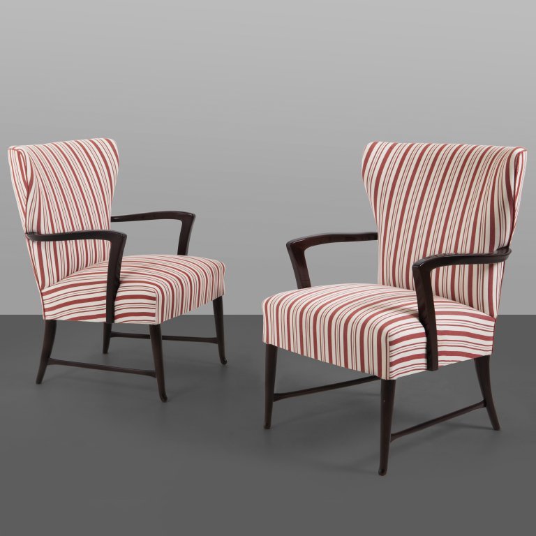 PAOLO BUFFA Due poltrone "102", esecuzione: PAOLO BUFFA Due poltrone "102", esecuzione MARELLI & COLICO, CantÃ¹, anni '50. Legno di mogano tinto all'anilina, imbottiture rivestite in tessuto. Altezza cm 87, larghezza 62, profonditÃ 62. A p
