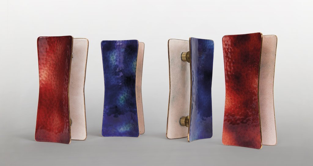 PAOLO DE POLI Quattro coppie di maniglie per: PAOLO DE POLI Quattro coppie di maniglie per porte in cristallo, anni "60. Ottone smaltato. Cm 26 (h) x 10 x 7,5 Four pairs of handles for crystal doors, 1960"s. Enamelled brass. 10.2 (h) x 3.9 x 2.9 