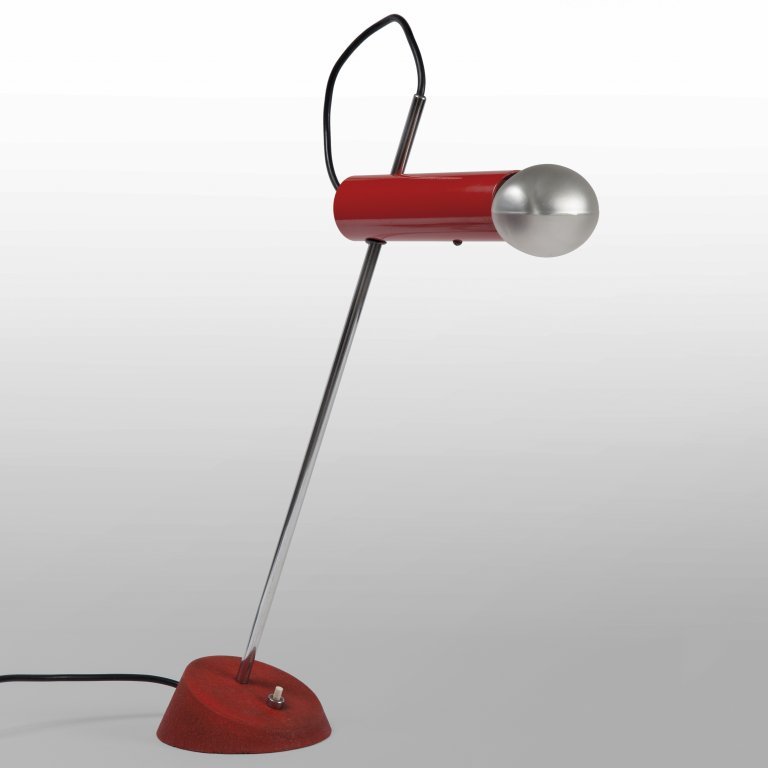 GINO SARFATTI Una lampada da tavolo "566" per: GINO SARFATTI Una lampada da tavolo "566" per ARTELUCE, 1956. Ghisa verniciata craquelÃ©, acciaio cromato, alluminio laccato, lampadina Cornalux a vista, canotto scorrevole sullo stelo, etichetta de