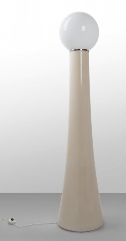 ANNIG SARIAN Una lampada da terra "4059" per: ANNIG SARIAN Una lampada da terra "4059" per KARTELL, 1970. Ottone cromato, vetroresina, vetro opalino. Altezza cm 185. A "4059" floor lamp manufactured by KARTELL, 1970. Chrome-plated brass, fibergla
