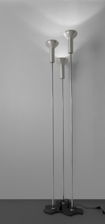 GINO SARFATTI Tre lampade da terra "1073/3": GINO SARFATTI Tre lampade da terra "1073/3" per ARTELUCE, 1956. Ghisa verniciata craquelÃ©, acciaio cromato, alluminio anodizzato. Altezze cm 183, 198, 207. A set of three "1073/3" floor lamps, manu