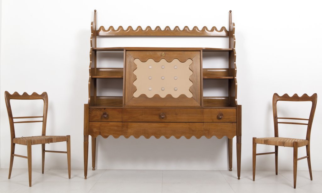 PAOLO BUFFA Un secrÃ©taire e due sedie, primi: PAOLO BUFFA Un secrÃ©taire e due sedie, primi anni "50. Secretaire (legno di noce, legno impiallacciato in noce, cristallo colorato argentato con medaglioni satinati): cm 171 (h) x 150 x 46 sedie (l