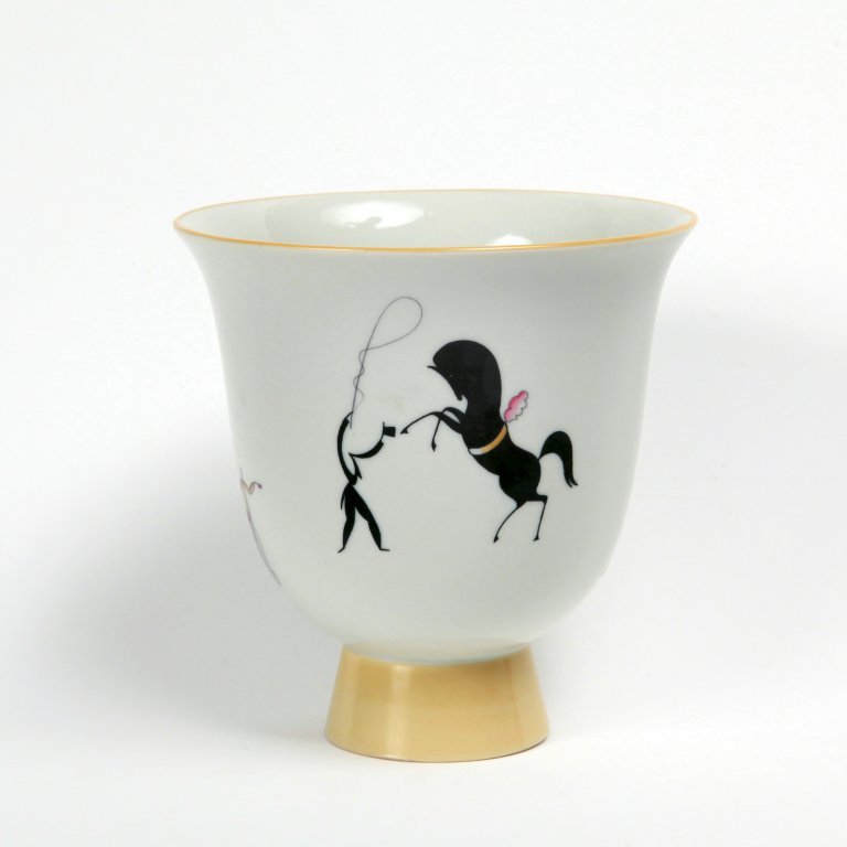 GIO PONTI Una coppa "Il Circo equestre" per: GIO PONTI Una coppa "Il Circo equestre" per RICHARD-GINORI, 1936. Porcellana decorata. Marcata "Made in Italy Richard-Ginori 36-11"35" Altezza cm 13,5, diametro cm 13,5. A "Circo equestre" porcelain c