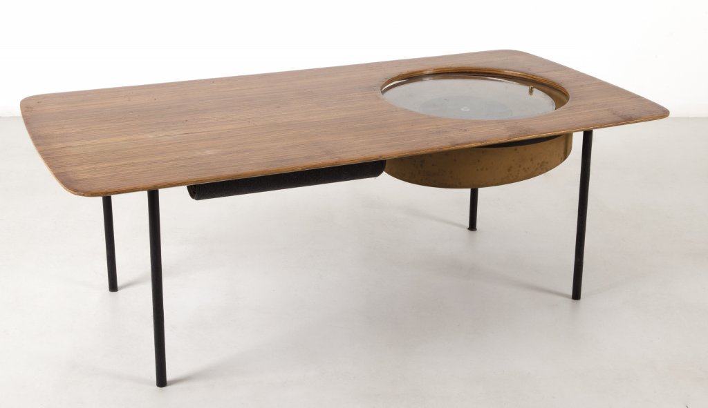 OSVALDO BORSANI Un tavolino con giradischi: OSVALDO BORSANI Un tavolino con giradischi incorporato per TECNO, 1957 Tubo di ferro verniciato, multistrato impiallacciato in zebrano, piastra DUAL con copertura mobile in cristallo, altoparlanti sot