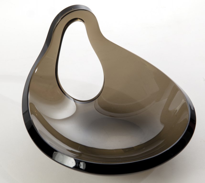 ERWIN WALTER BURGER Una coppa di cristallo: ERWIN WALTER BURGER Una coppa di cristallo grigio curvato, forato e molato, recante unÂ’incisione Â“EBÂ” sul bordo. Cm 16 (h) x 27 x 23.