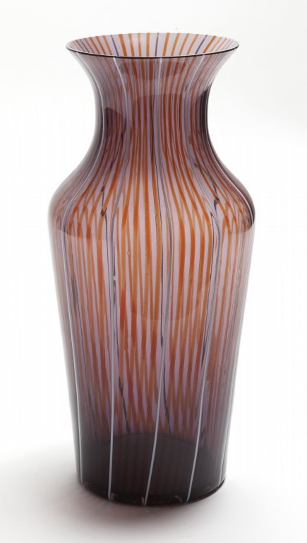 SEGUSO Un vaso in vetro a canne verticali,: SEGUSO Un vaso in vetro a canne verticali, anni Â’60. Marca incisa Â“Seguso V. DÂ’ArteÂ”. Altezza cm 34,5.