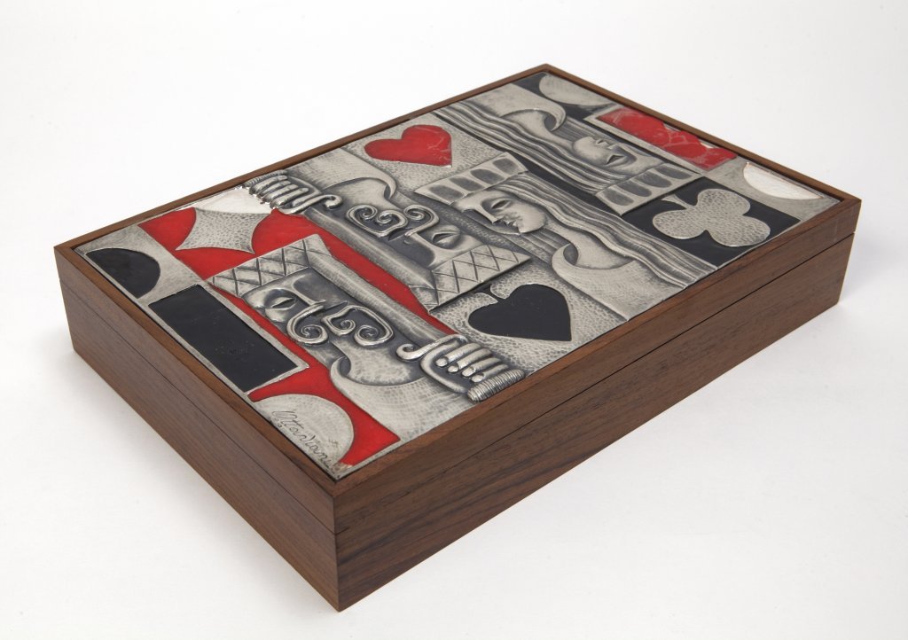 OTTAVIANI Una scatola da gioco, anni '60.: OTTAVIANI Una scatola da gioco, anni '60. Legno di palissandro, lamina di argento ribattuta e smaltata (difetti). Firma impressa sul coperchio, Punzoni "925" e "8-C0" Cm 6 (h) x 32,5 x 22.