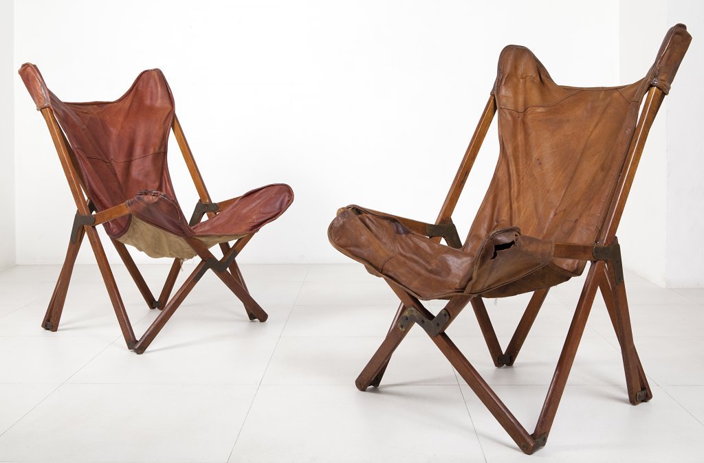 VITTORIANO VIGANOÂ’ Due poltrone Â“TripolineÂ”,: VITTORIANO VIGANOÂ’ Due poltrone Â“TripolineÂ”, circa 1936. Legno tinto allÂ’anilina, pelle (difetti), giunti in ferro. Altezza cm 105, larghezza 70, profonditÃ 85. Letteratura: Domus 9