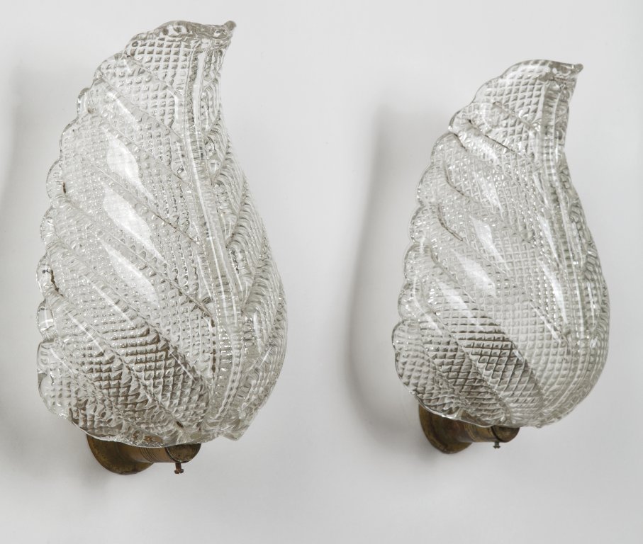 DUE LAMPADE A PARETE, anni Â’40. Ottone, vetro: DUE LAMPADE A PARETE, anni Â’40. Ottone, vetro di murano formato in stampo. Altezza cm 25, larghezza 15, profonditÃ 10.