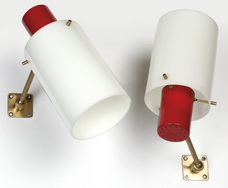 DUE LAMPADE A PARETE, anni Â’50. Ottone,: DUE LAMPADE A PARETE, anni Â’50. Ottone, alluminio laccato, perspex opalino. Altezza cm 25, larghezza 12, profonditÃ 27.
