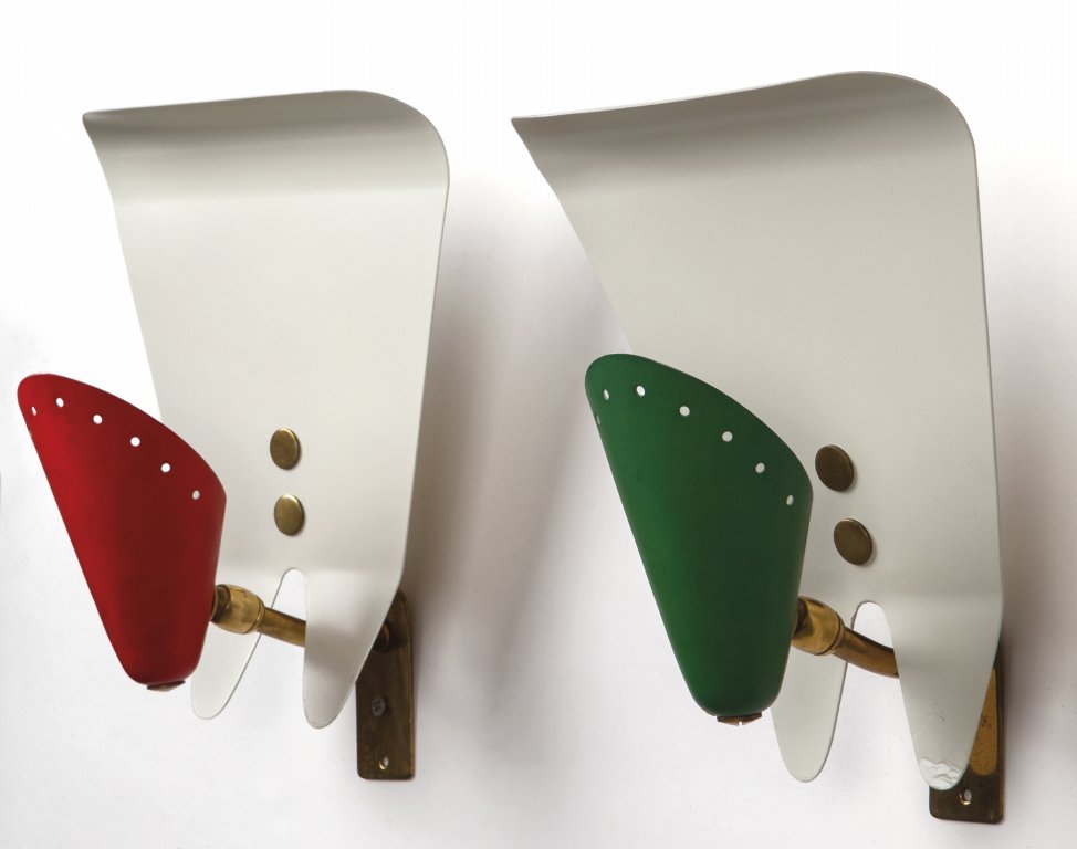 DUE LAMPADE A PARETE, anni Â’50. Ottone,: DUE LAMPADE A PARETE, anni Â’50. Ottone, alluminio laccato. Altezza cm 26, larghezza 18, profonditÃ 14.