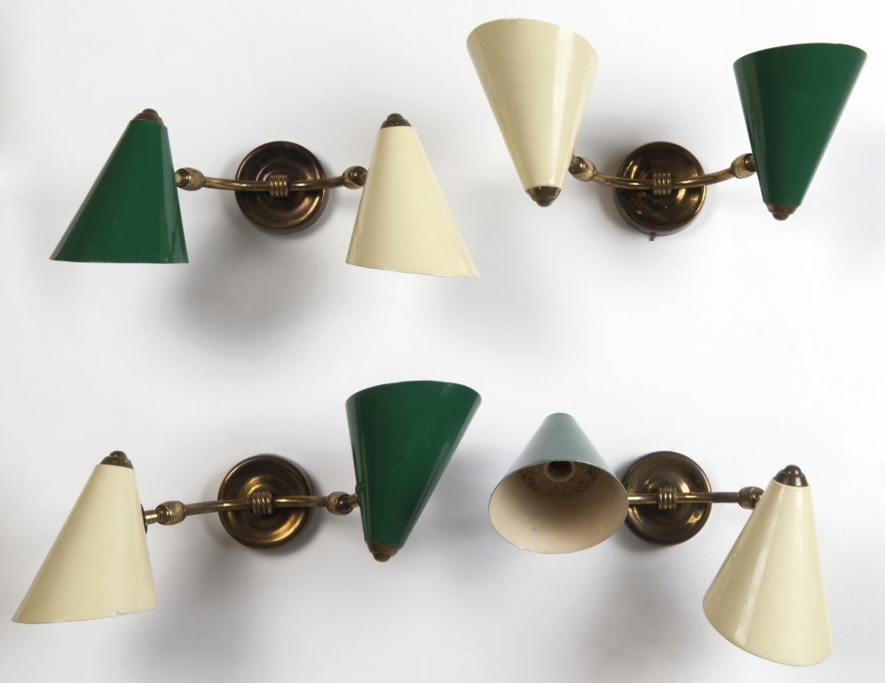 QUATTRO LAMPADE A PARETE, anni Â’50. Ottone,: QUATTRO LAMPADE A PARETE, anni Â’50. Ottone, alluminio laccato. Altezza cm 13, larghezza 23, profonditÃ 14.