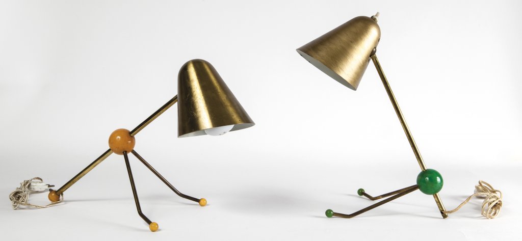 DUE LAMPADE DA TAVOLO O DA PARETE, anni Â’50.: DUE LAMPADE DA TAVOLO O DA PARETE, anni Â’50. Otton, alluminio laccato, bakelite, Una sfera di bakelite mancante. Altezza variabile, lunghezza cm 40.