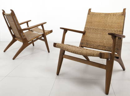 HANS WEGNER Due poltrone per CARL HANSEN &: HANS WEGNER Due poltrone per CARL HANSEN & SON, 1957. Legno di teak, canna d’India. Marcate a fuoco “Designer Hans Wegner… Made in Denmark by Carl hansen & Son Odense Denmark”. Altezza