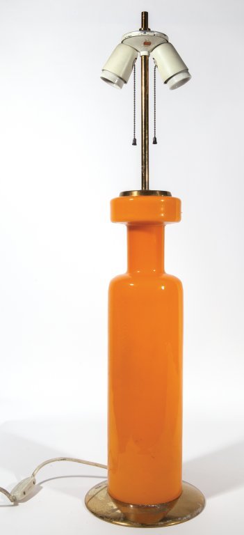 STILNOVO Una lampada da tavolo, anni Â’60.: STILNOVO Una lampada da tavolo, anni Â’60. Ottone, vetro incamiciato. Etichetta della manifattura. Paralume mancante. Altezza cm 82.