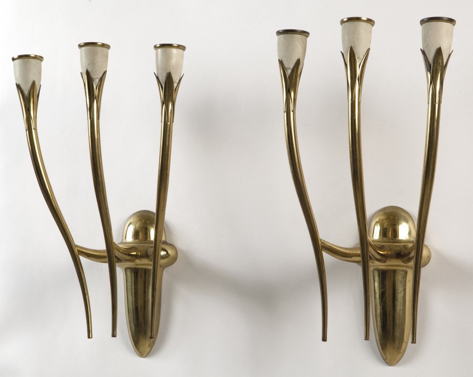 DUE LAMPADE A PARETE, anni Â’50. Ottone: DUE LAMPADE A PARETE, anni Â’50. Ottone lucido e laccato. Altezza cm 37, larghezza 20, profonditÃ 14.