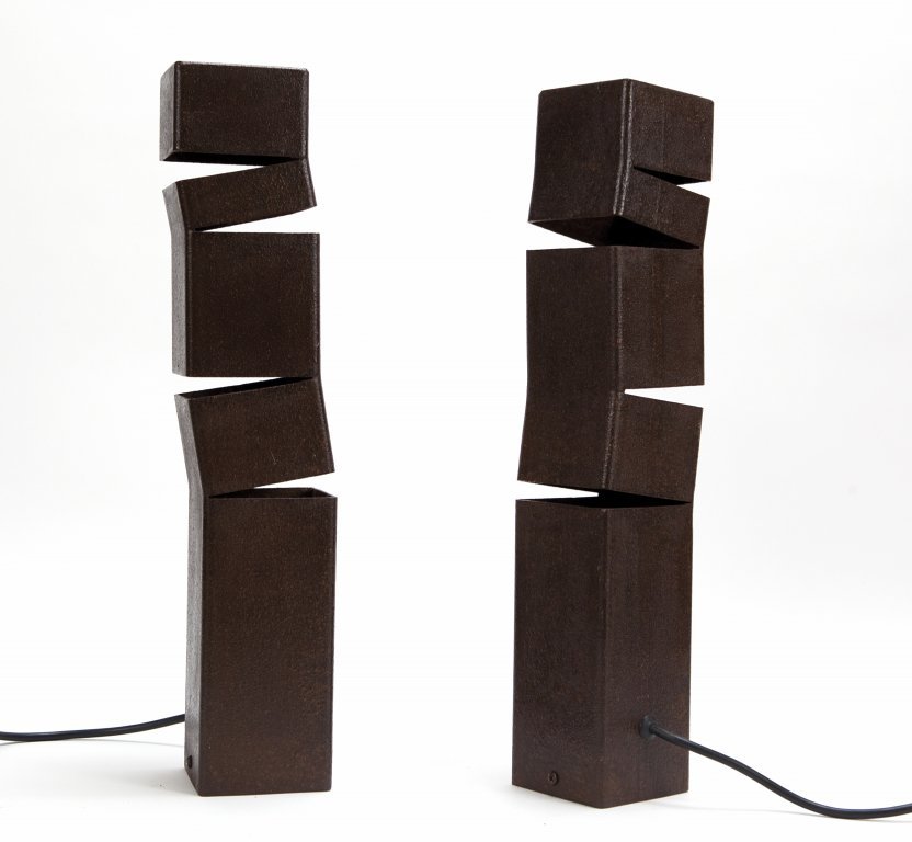 JACQUES MIZRAHI Una coppia di lampade da: JACQUES MIZRAHI Una coppia di lampade da tavolo per ATELIER A, 1971. Acciaio verniciato craquelÃ©. Altezza cm 43.