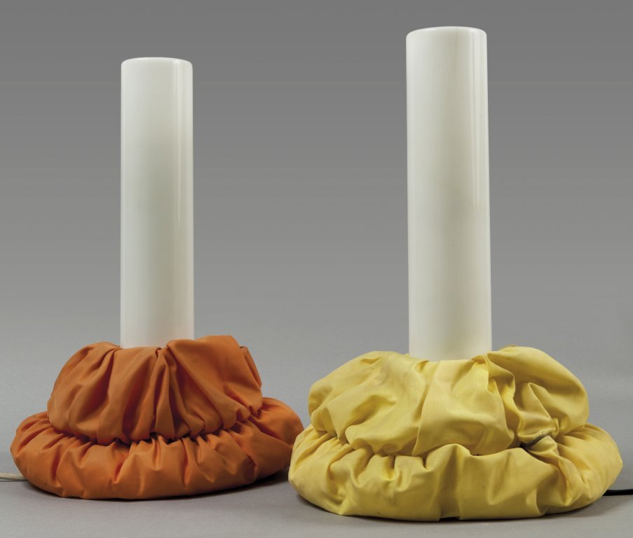 JONATHAN DE PAS, DONATO DÂ’URBINO, PAOLO LOMAZZI: JONATHAN DE PAS, DONATO DÂ’URBINO, PAOLO LOMAZZI Due lampade da tavolo Â“ClocheÂ” per SIRRAH, 1982. Perspex, tessuto sintetico. Altezza cm 35. Letteratura: Giuliana Gramigna, Repertorio 1950-