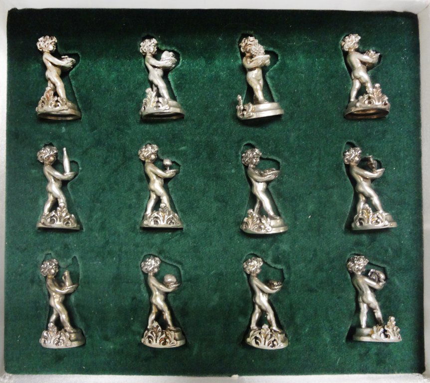 Dodici segnaposto in argento raffiguranti puttini (1 of 1)