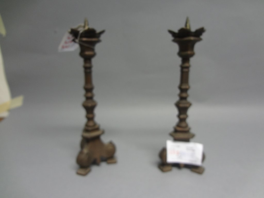 Coppia di piccoli candelieri in bronzo in stile (1 of 1)