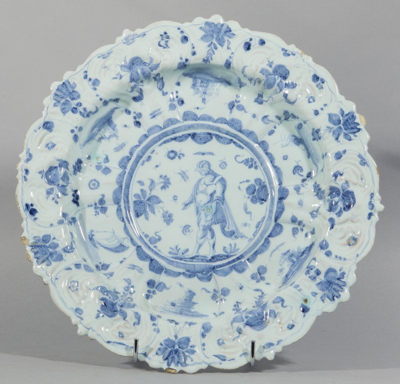 Piatto in ceramica bianca e blu decorato con (1 of 2)