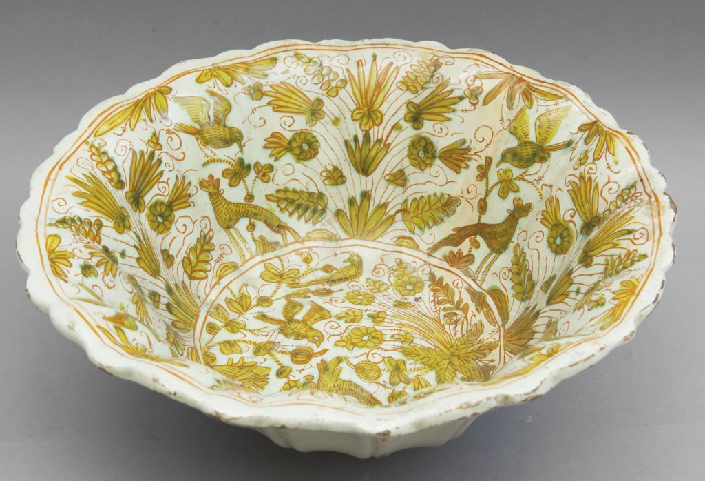 Grande bacile Deruta in maiolica a decorazione (1 of 3)