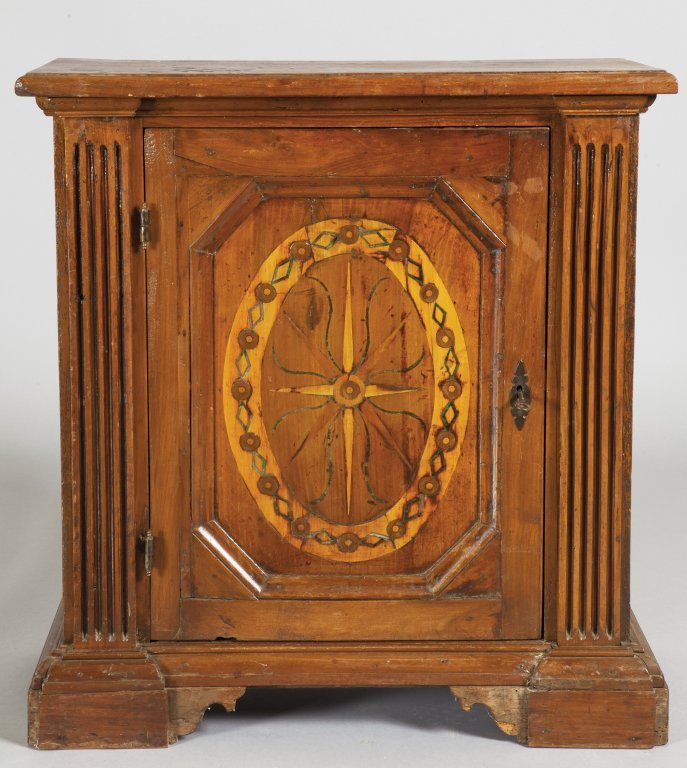 Piccola credenzina ad un'anta in noce (1 of 2)