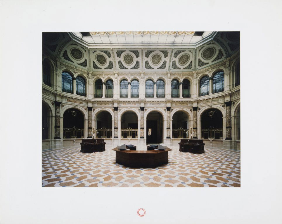 GABRIELE BASILICO (1944-2013) Interni: GABRIELE BASILICO (1944-2013) Interni anni novanta c-print vintage 28x35,5 cm - foglio 30,2 x41 cm sul passepartout timbro a tampone Gabriele Basilico Milano al centro in rosso Interni Nineties c-prin