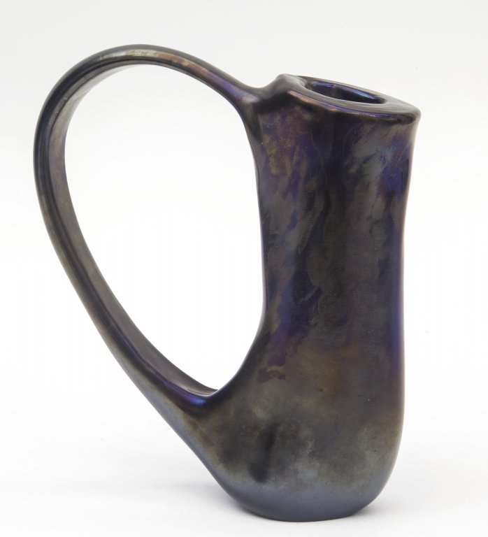 GIORGIO FERRO Un vaso 'Ansa volante' per: GIORGIO FERRO Un vaso 'Ansa volante' per VENINI, 1952. Vetro massiccio opalescente. Altezza cm 22.