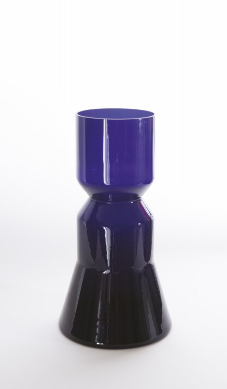 UN VASO DI VETRO SOFFIATO, anni '60. Altezza: UN VASO DI VETRO SOFFIATO, anni '60. Altezza cm 45.