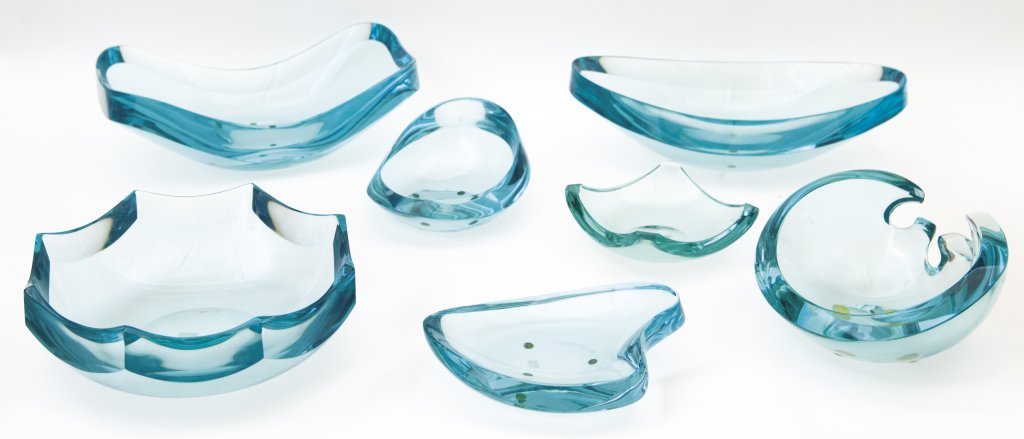 ERWIN WALTER BURGER Un insieme di oggetti anni: ERWIN WALTER BURGER Un insieme di oggetti anni 60 Cristallo colorato di forte spessore curvato e molato. Tutti con sigla "eb" incisa.