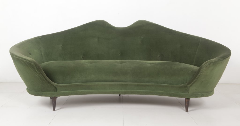 UN DIVANO, anni '50.  Struttura e gambe in (1 of 1)