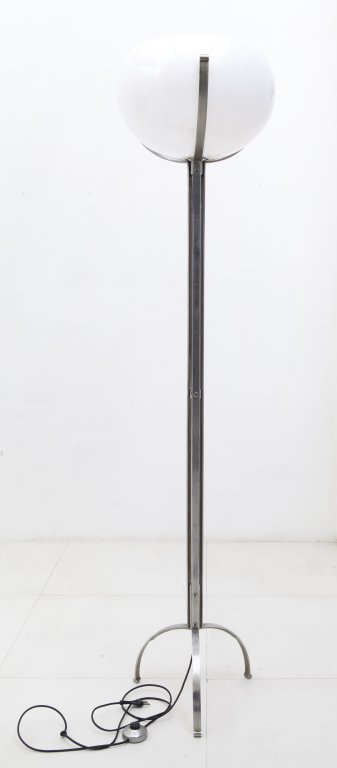 MARCO ZANUSO Una lampada da terra '4058' per: MARCO ZANUSO Una lampada da terra '4058' per KARTELL, 1963. Ottone cromato, perspex. Altezza cm 166. Letteratura: Domus 415 (giugno 1964), p. 48 catalogo Kartell, maggio 1970, p. 52. Giuliana Gramigna