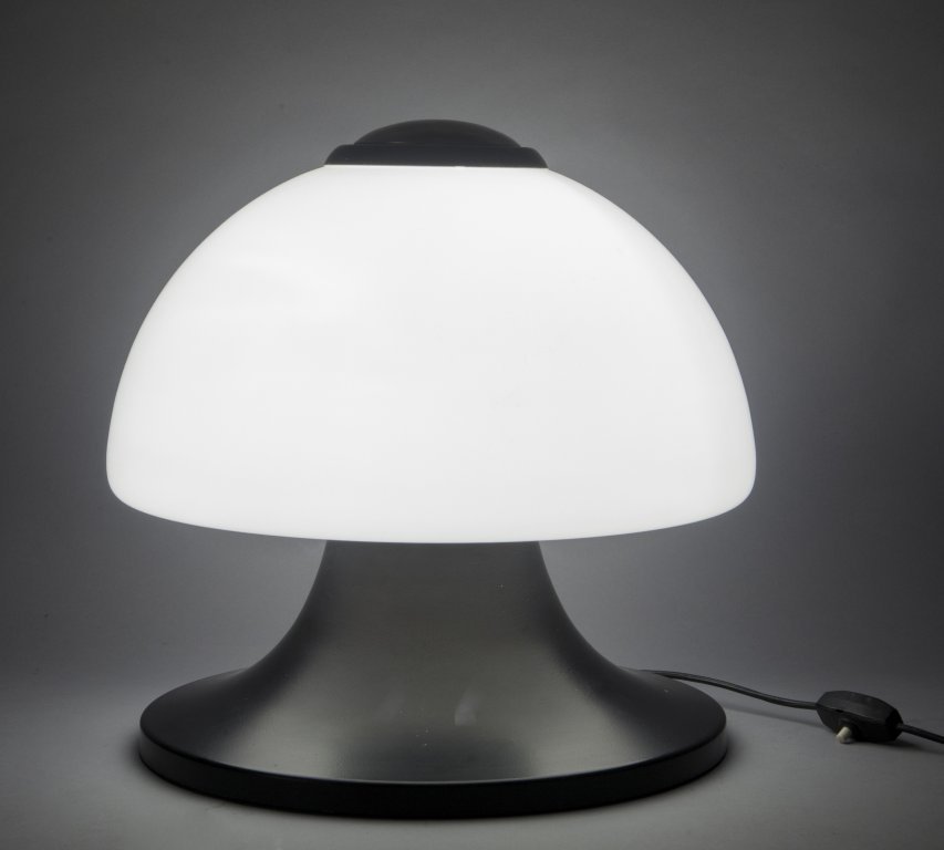 UNA LAMPADA DA TAVOLO, anni '70.  Alluminio (1 of 1)