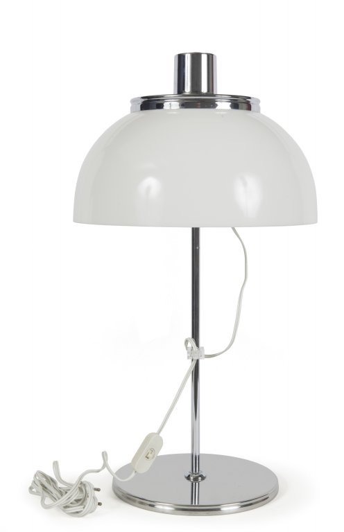 HARVEY GUZZINI (Editore) Una lampada da: HARVEY GUZZINI (Editore) Una lampada da tavolo, circa 1970. Acciaio cromato, perspex, diffusore a saliscendi, etichetta della manifattura. Altezza cm 75