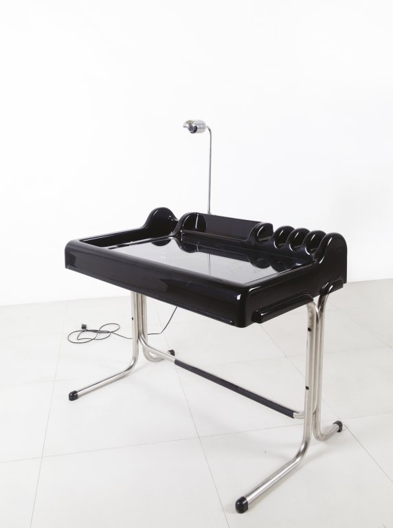 VITTORIO PARIGI NANI PRINA Uno scrittoio: VITTORIO PARIGI NANI PRINA Uno scrittoio 'Orix' per MOLTENI & C., 1971. Tubo di metallo cromato,resina Abs, cristallo, dotazione di una lampada a braccio snodabile di acciaio cromato. Etichetta 'Molte