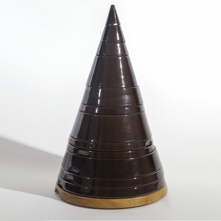 AMBROGIO POZZI Un servizio da tavola: AMBROGIO POZZI Un servizio da tavola impilabile 'Cono', produzione CERAMICA FRANCO POZZI per ENVIRONNEMENT PIERRE CARDIN, 1970. Servizio per due scomponibile in 13 pezzi Terraglia con smalto lucido, b