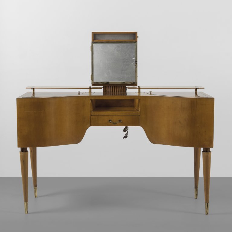 GIO PONTI Una toilette, esecuzione FRATELLI: GIO PONTI Una toilette, esecuzione FRATELLI POZZI, Mariano Comense, fine anni '20-inizi '30. Legno di ciliegio, legno impiallacciato in ciliegio, ottone, cristallo colorato sagomato e molato, cristall