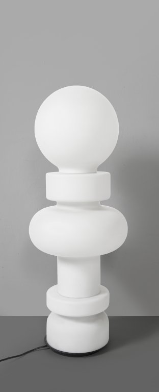 BOBO PICCOLI Una lampada da terra 'Re' per: BOBO PICCOLI Una lampada da terra 'Re' per FONTANA ARTE (modello '2490'), 1968. Vetro opalino satinato. Altezza cm 88. A 'Re' floor lamp, '2490' model, manufactured by FONTANA ARTE, 1968. Frosted opli