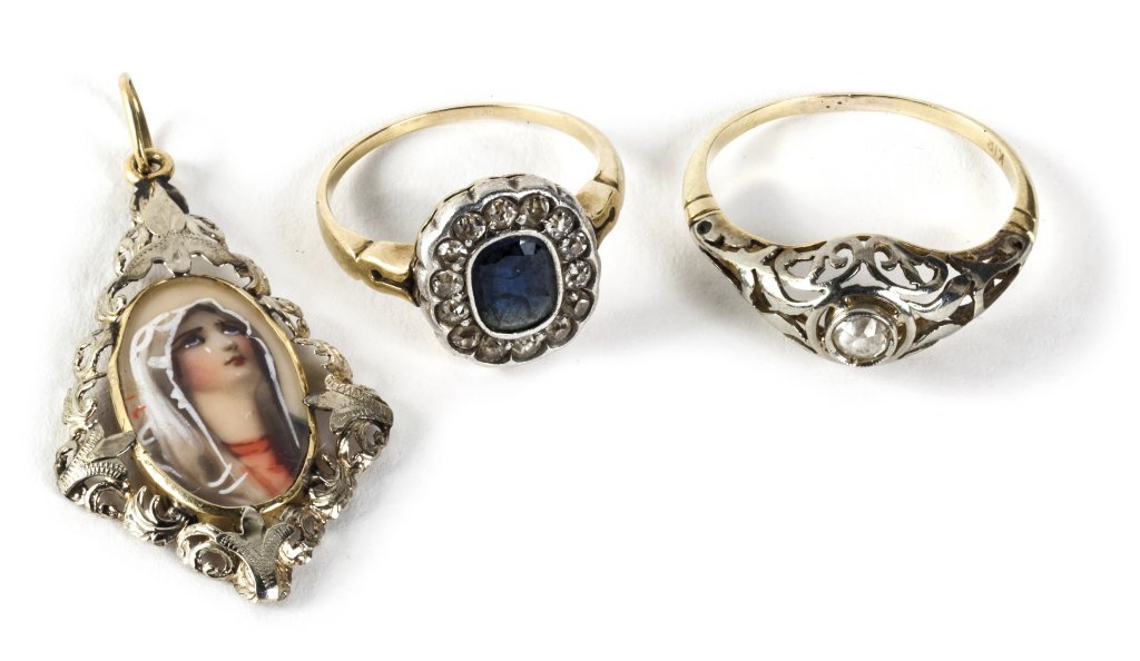 Lotto composto da due anelli ed un ciondolo in (1 of 1)