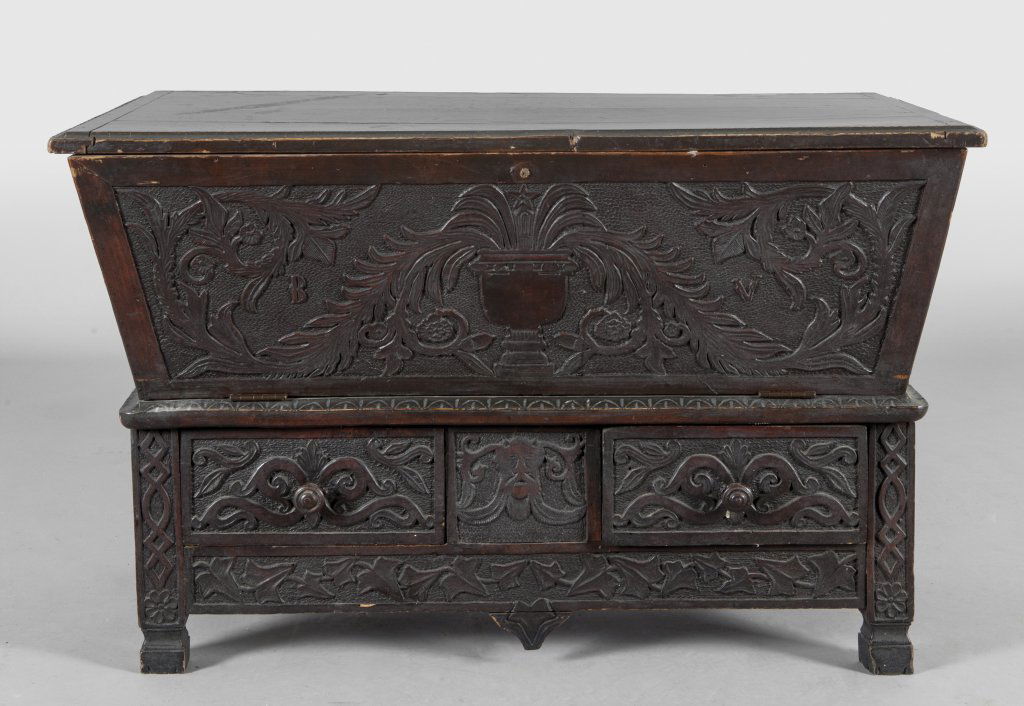 Piccola madia in noce finemente intagliata, sec. (1 of 2)