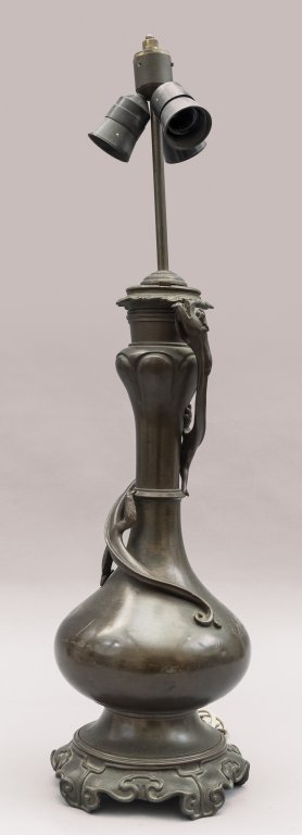 Vaso orientale in bronzo con lucertola montato a (1 of 1)