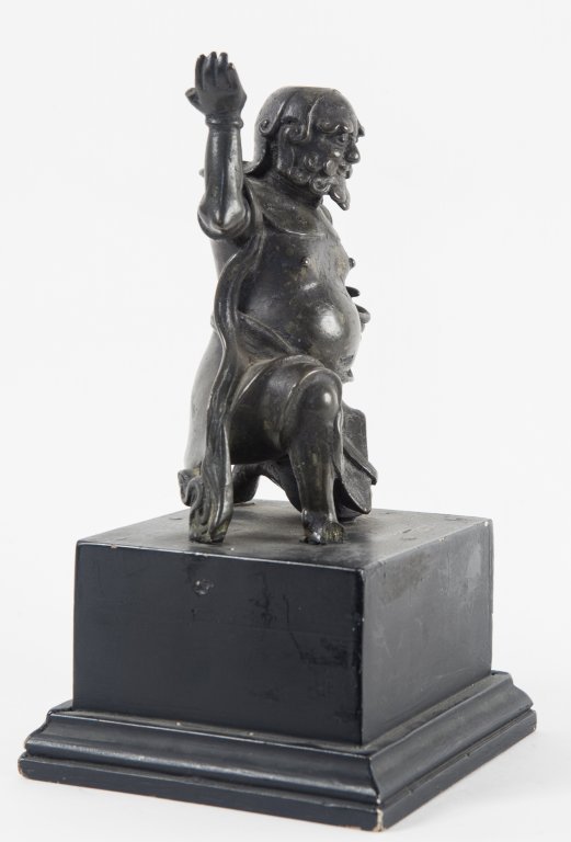 Scultura in bronzo brunito raffigurante servitore (1 of 4)