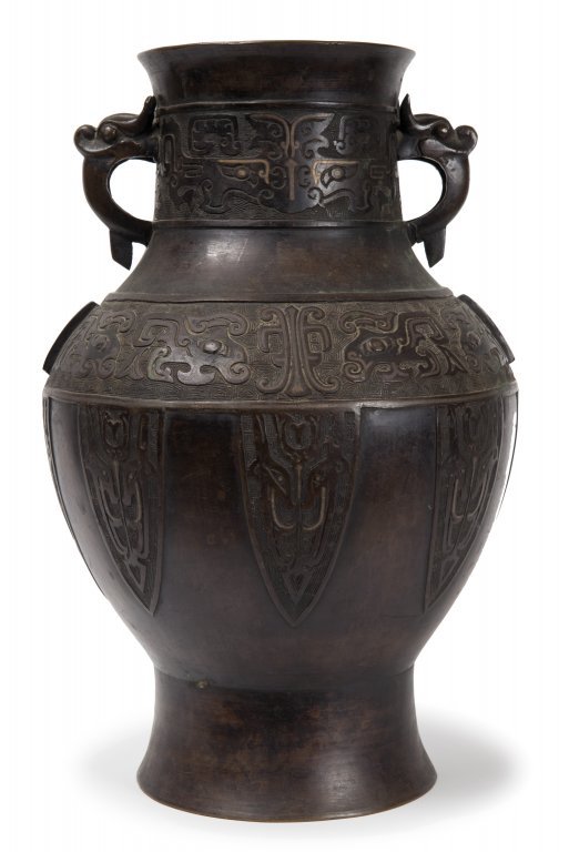 Vaso in bronzo con rilievo di "Taotie", Cina: Vaso in bronzo con rilievo di "Taotie", Cina h cm 40