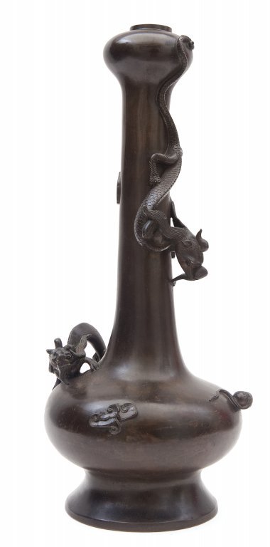 Vaso a collo lungo in bronzo brunito con rilievi (1 of 1)