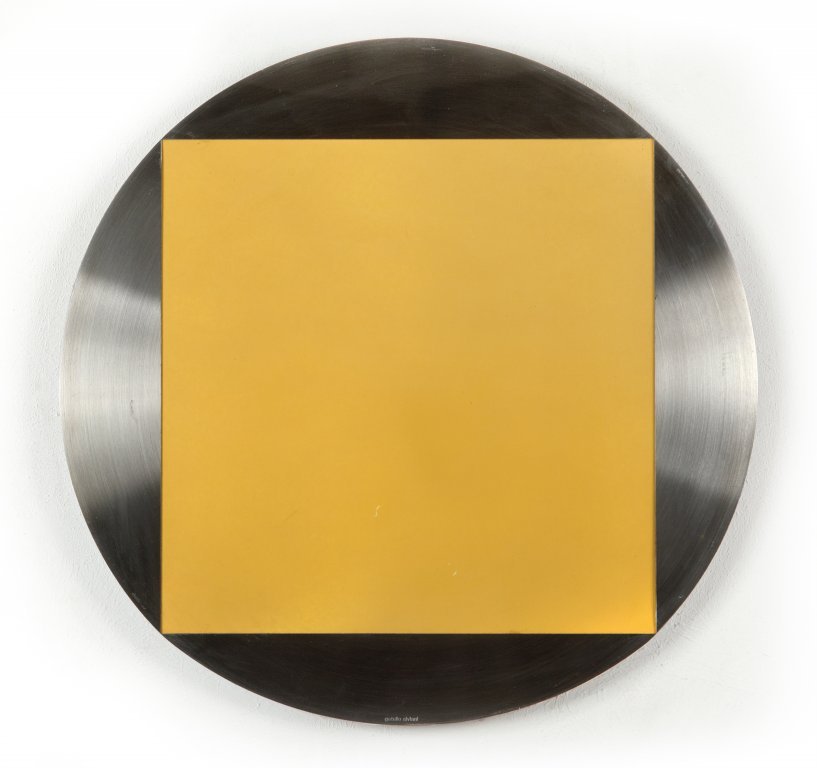 GETULIO ALVIANI (1939-) Senza: GETULIO ALVIANI (1939-) Senza titolo alluminio su tavola diam cm 49 (in teca cm 80x80) opera seriale firmato in basso al centro firmato sul retro Untitled aluminum on board diam 19,3 in (31,5x31,5 in,